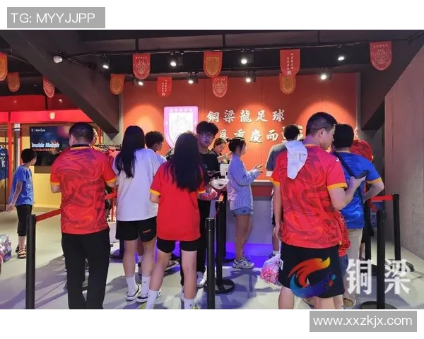 球星亲手赠送足球鞋给球迷小孩 温暖瞬间感动全场